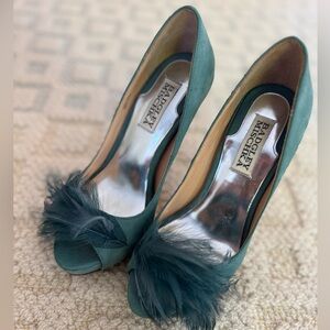 BADGLEY MISCHKA Ginnie teal leather heels & feathers size US 6 party wedding
